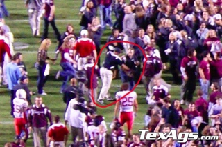 Illustration for article titled Here's Video Of Carl Pelini Getting Handsy With A TexAgs.com Photographer